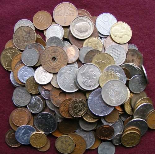 200 unsorted foreign coins