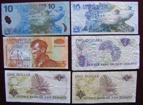 Six New Zeeland bank notes.