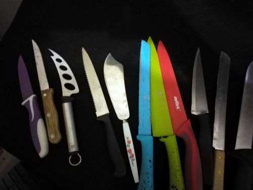 ASSORTED KITCHEN KNIVES