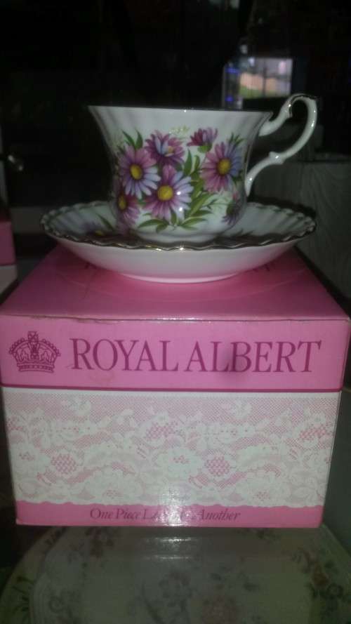 ROYAL ALBERT BONE CHINA (FLOWER OF THE MONTH SERIES)