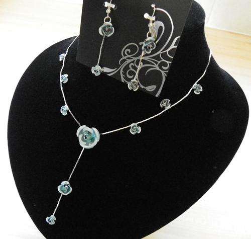 BEAUTIFUL BLUE ROSE DETAIL NECKLACE & EARRING SET