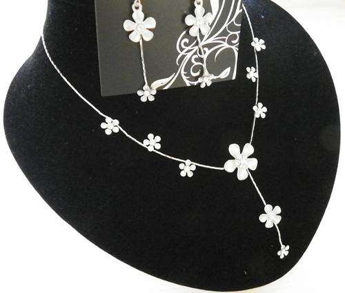 SILVER FLOWER DETAIL NECKLACE & EARRING SET