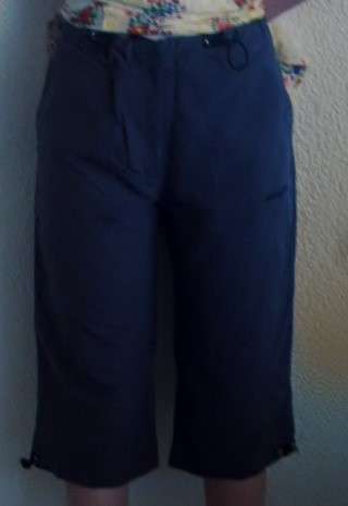 REEBOK CHARCOAL BLACK UTILITY 3/4 PANTS. SIZE  M AS NEW