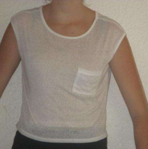 WHITE WATER EFFECT T. LONGER AT BACK. SIZE SS. AS NEW