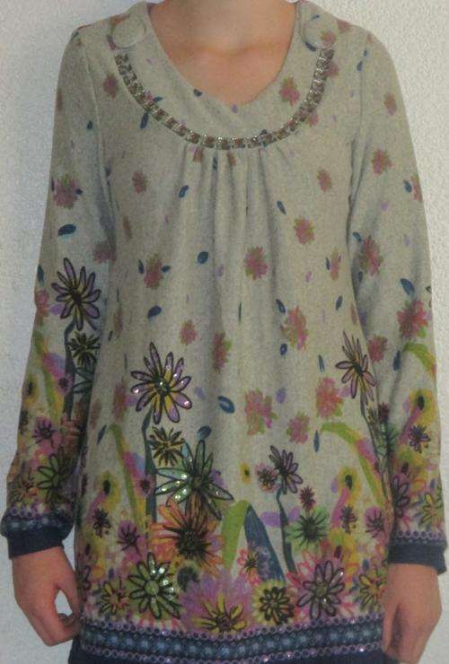 BEAUTIFUL LONG LENGTH KNIT. WITH SEQUENCE DETAIL. SIZE S/M. AS NEW