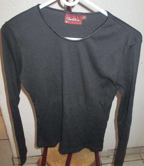 RIBBED BASIC BLACK LONG SLEEVE T. SIZE S. AS NEW