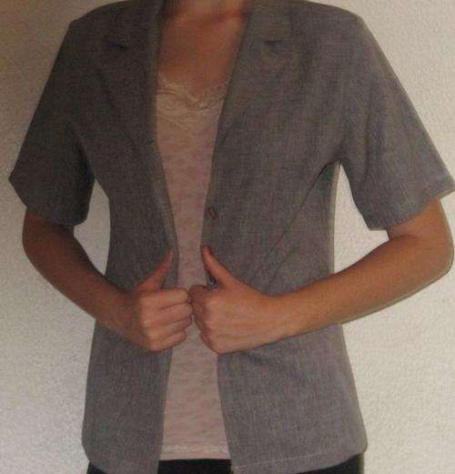 GREY SHORT SLEEVE JACKET. SIZE 12. CONDITION VERY GOOD