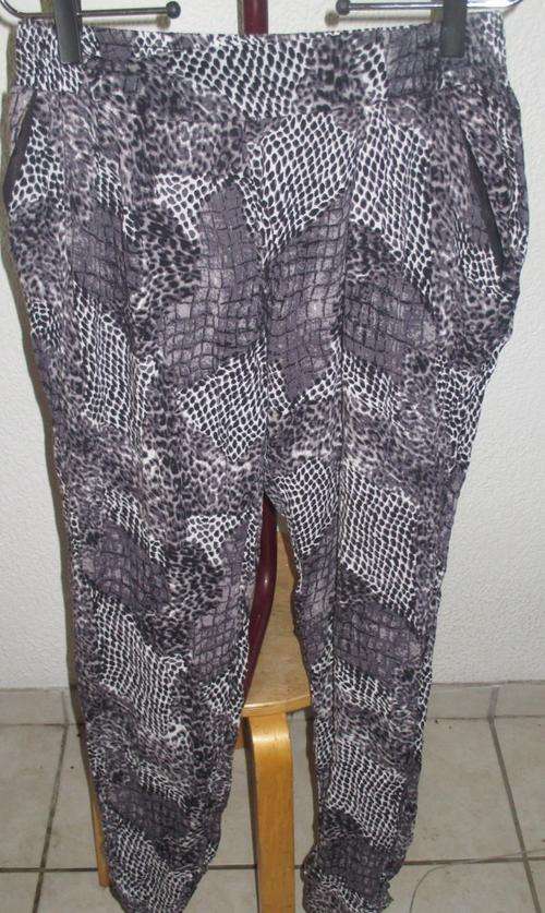 CHARCOAL PATTERNED CASUAL PANTS. SIZE 28. AS NEW
