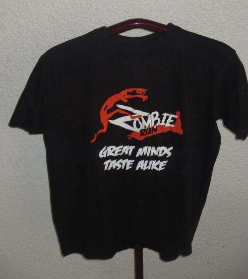 PRINTED BLACK T. ZOMBIE RUN - GREAT MINDS TASTE ALIKE. SIZE LARGE. CONDITION GOOD