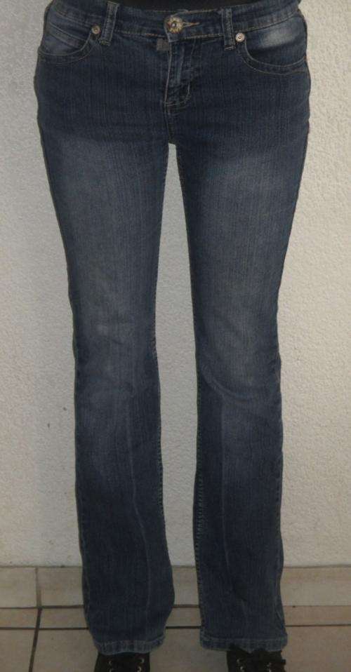 STRAIGH LEG BLUE JEAN. SIZE 36. CONDITION VERY GOOD