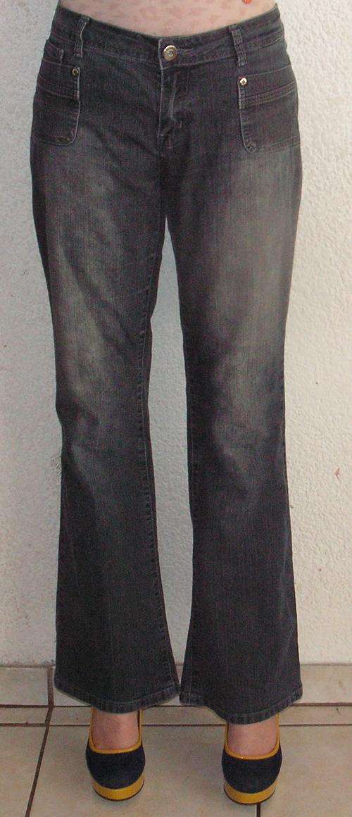 BOOTLEG BLACK JEAN. SIZE 12. CONDITION: VERY GOOD