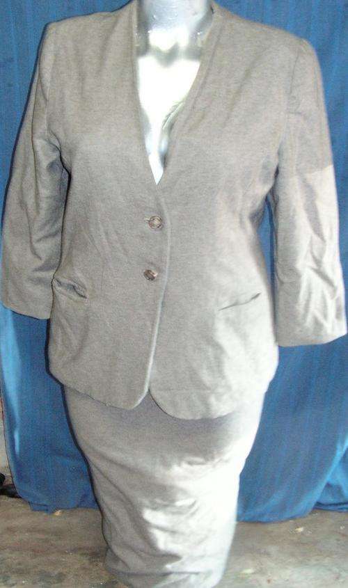 DARK TAN WOOL SKIRT SUIT. SIZE 14. AS NEW