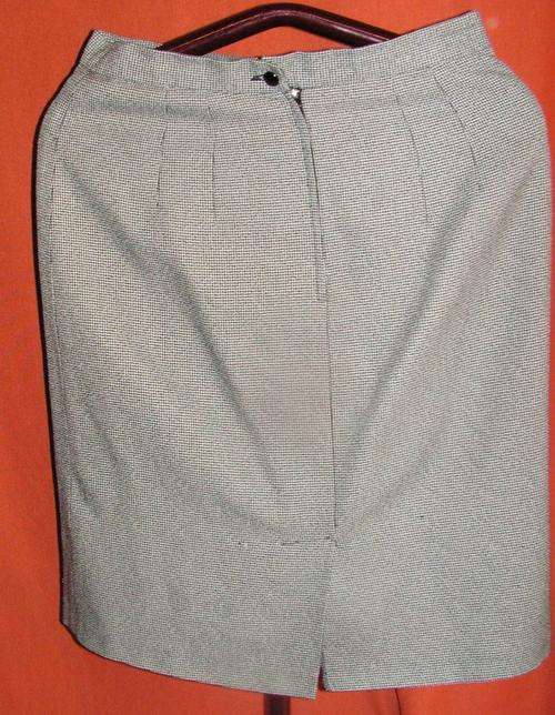 HOUNDSTOOTH PENCIL SKIRT. SIZE 10. CONDITION: AS NEW