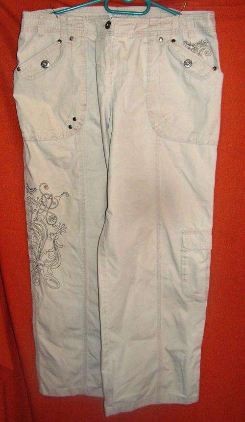 BEAUTIFUL EMBROIDED 3/4 PANTS. WOOLWORTHS. SIZE 16. CONDITION: AS NEW