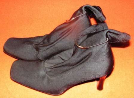 BLACK SHORT LENGTH BOOTS, ELASTIC MATERIAL. SQUARE TOE. GOOD BRAND. SIZE 5. AS NEW