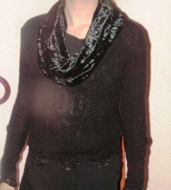 BLACK LONG SLEEVE KNIT WITH VELVET SCARF TYPE COLLAR. SMALL. CONDITION: GOOD