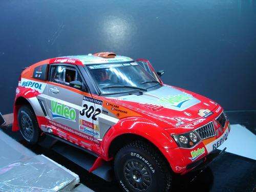 Mitsubishi Pajero Dakar Rally -1:18 Scale DieCast Model