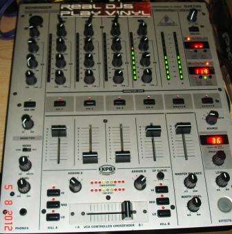 BEHRINGER DJX 700 MIXER
