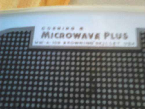 CORNINGWARE -WHITE BROWNING DISH WITH LID - USA MWA-108