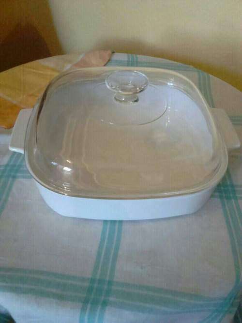 CORNINGWARE -WHITE BROWNING DISH WITH LID - USA MWA-108