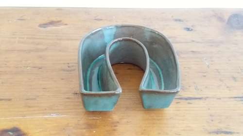50% OFF LOT 39: VINTAGE GLOBE WARE UNIQUE HORSESHOE SHAPED TROUGH VASE + FREE GIFT