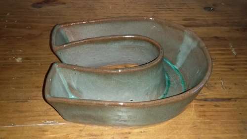 50% OFF LOT 39: VINTAGE GLOBE WARE UNIQUE HORSESHOE SHAPED TROUGH VASE + FREE GIFT