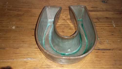 50% OFF LOT 39: VINTAGE GLOBE WARE UNIQUE HORSESHOE SHAPED TROUGH VASE + FREE GIFT