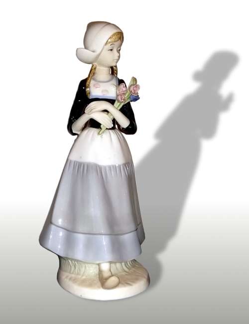 50% OFF LOT 62: BEAUTIFUL SPANISH PORCELAIN FIGURINE IN THE LLADRO STYLE + FREE GIFT