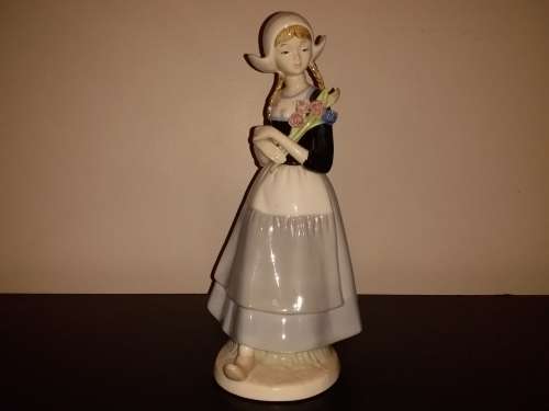 50% OFF LOT 62: BEAUTIFUL SPANISH PORCELAIN FIGURINE IN THE LLADRO STYLE + FREE GIFT