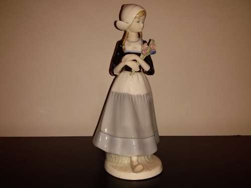 50% OFF LOT 62: BEAUTIFUL SPANISH PORCELAIN FIGURINE IN THE LLADRO STYLE + FREE GIFT