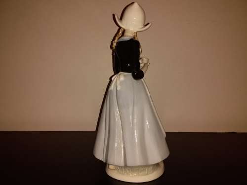 50% OFF LOT 62: BEAUTIFUL SPANISH PORCELAIN FIGURINE IN THE LLADRO STYLE + FREE GIFT