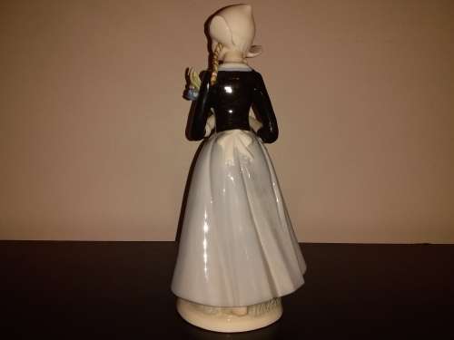 50% OFF LOT 62: BEAUTIFUL SPANISH PORCELAIN FIGURINE IN THE LLADRO STYLE + FREE GIFT