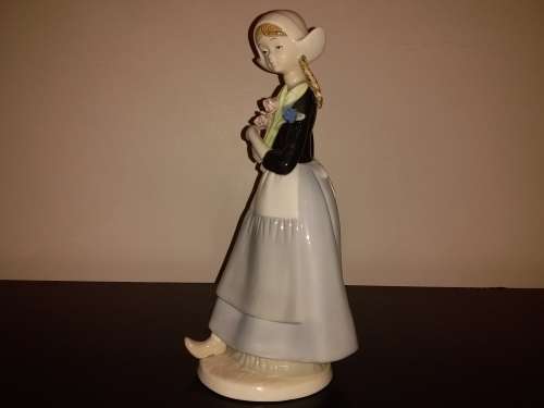 50% OFF LOT 62: BEAUTIFUL SPANISH PORCELAIN FIGURINE IN THE LLADRO STYLE + FREE GIFT