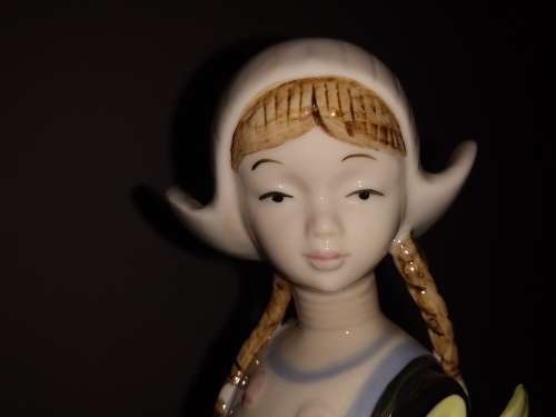 50% OFF LOT 62: BEAUTIFUL SPANISH PORCELAIN FIGURINE IN THE LLADRO STYLE + FREE GIFT