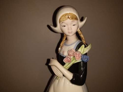 50% OFF LOT 62: BEAUTIFUL SPANISH PORCELAIN FIGURINE IN THE LLADRO STYLE + FREE GIFT