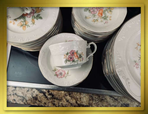 LOT 92: VINTAGE 58 PIECE HUGUENOT ROYALE FINE CHINA DINNER SET