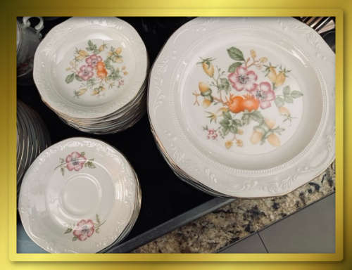 LOT 92: VINTAGE 58 PIECE HUGUENOT ROYALE FINE CHINA DINNER SET