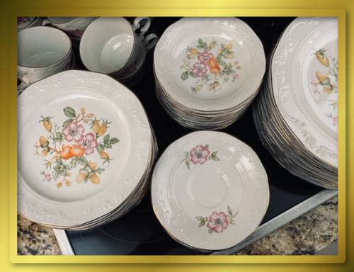 LOT 92: VINTAGE 58 PIECE HUGUENOT ROYALE FINE CHINA DINNER SET