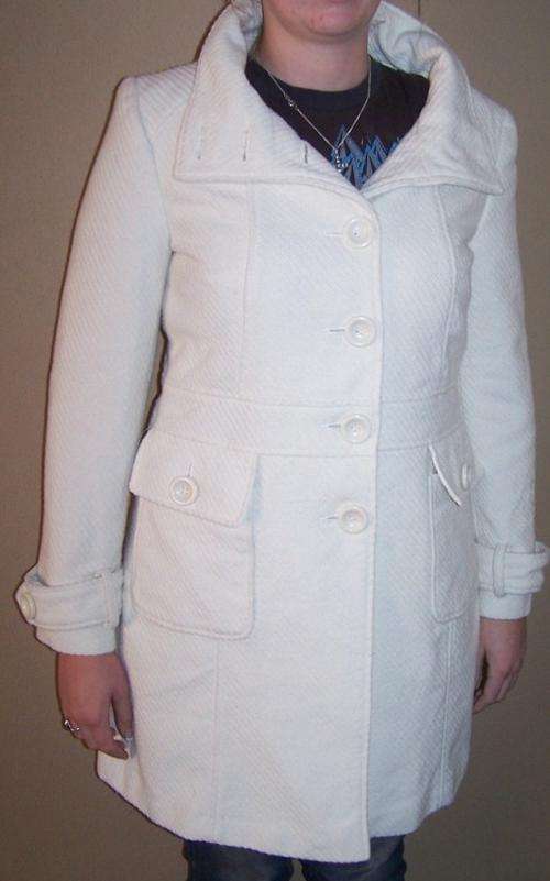 ***Figure Hugging Cream Coat***