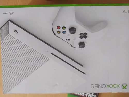 Microsoft xbox one s 1tb + 4 games +2 controllers