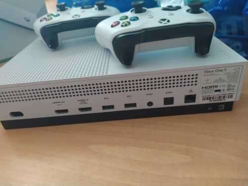 Microsoft xbox one s 1tb + 4 games +2 controllers