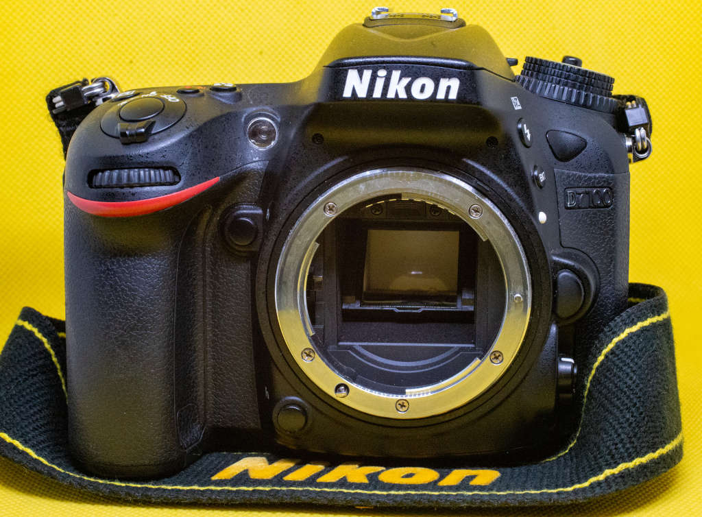 Nikon D7100, like new with Nikkor 18-55mm AF-P lens and bag