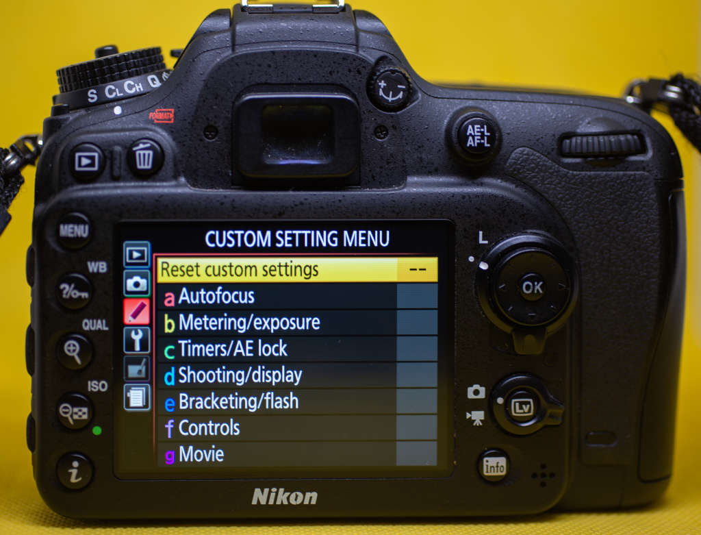 Nikon D7100, like new with Nikkor 18-55mm AF-P lens and bag