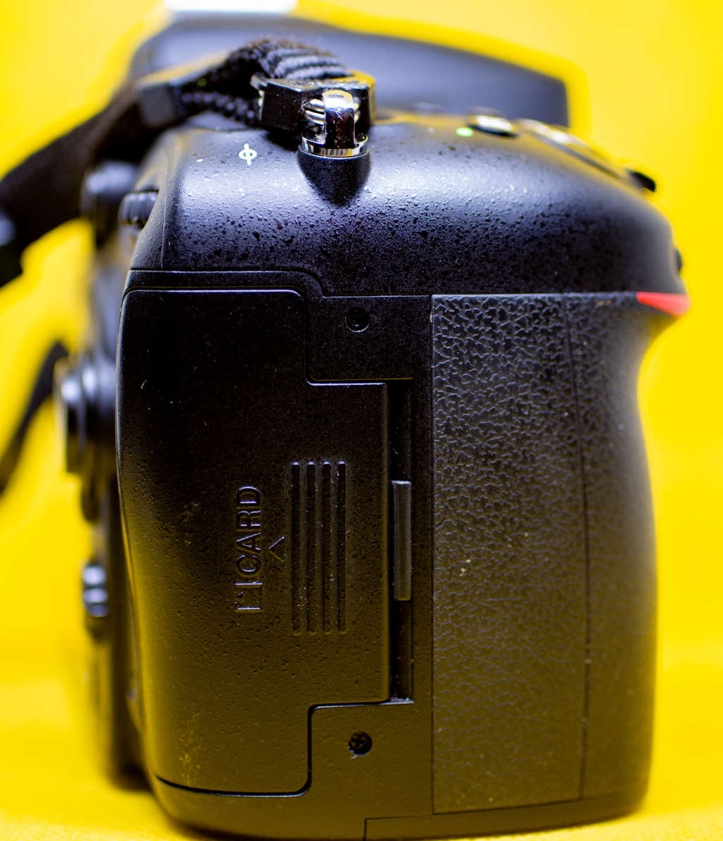 Nikon D7100, like new with Nikkor 18-55mm AF-P lens and bag