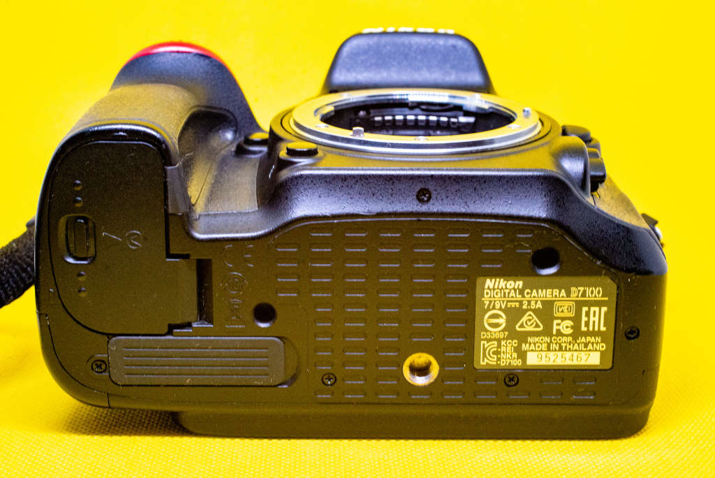 Nikon D7100, like new with Nikkor 18-55mm AF-P lens and bag