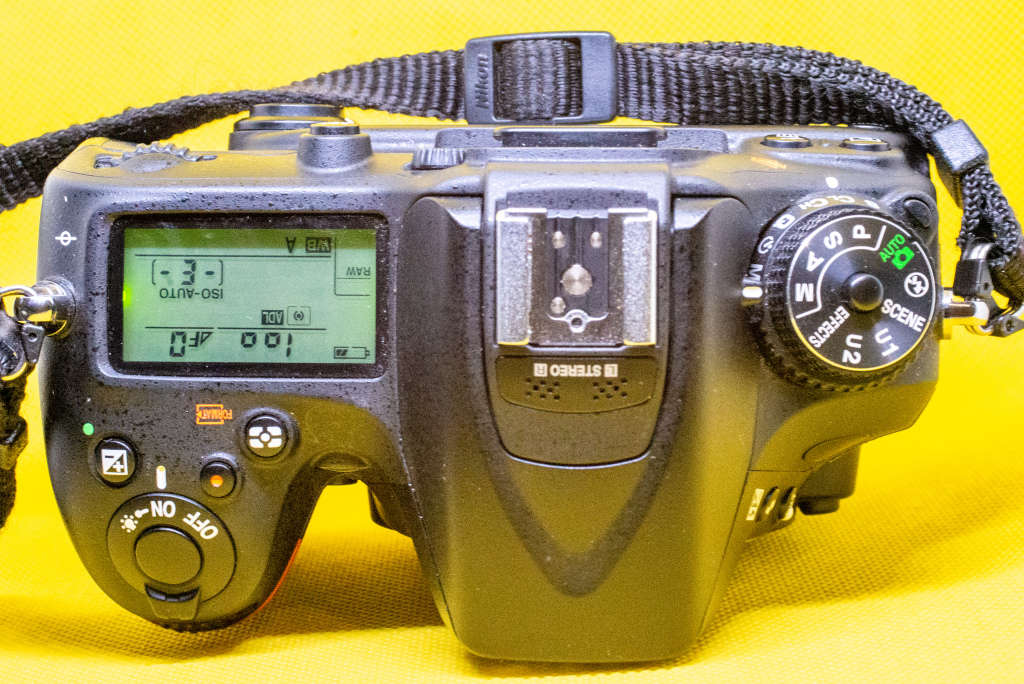 Nikon D7100, like new with Nikkor 18-55mm AF-P lens and bag