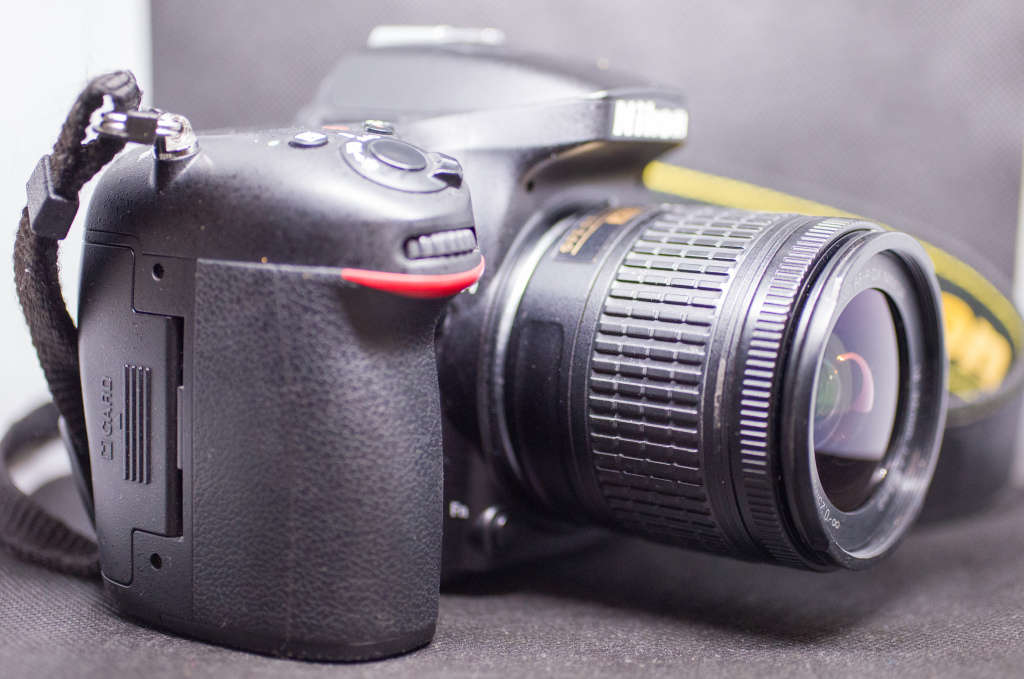 Nikon D7100, like new with Nikkor 18-55mm AF-P lens and bag