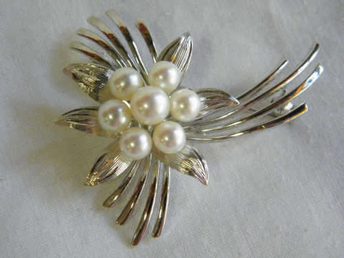 Vintage costume flower brooch - as per photo