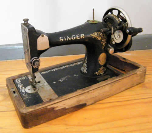 1923 SINGER Sewing Machine - needs some work - for collection only - as per photo