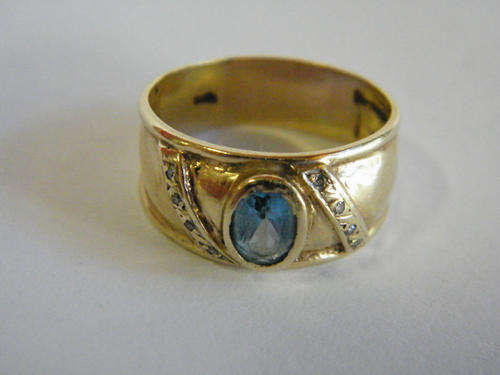 9ct Gold Ring with blue Topaz size S/60 - 3.6 grams - as per photo